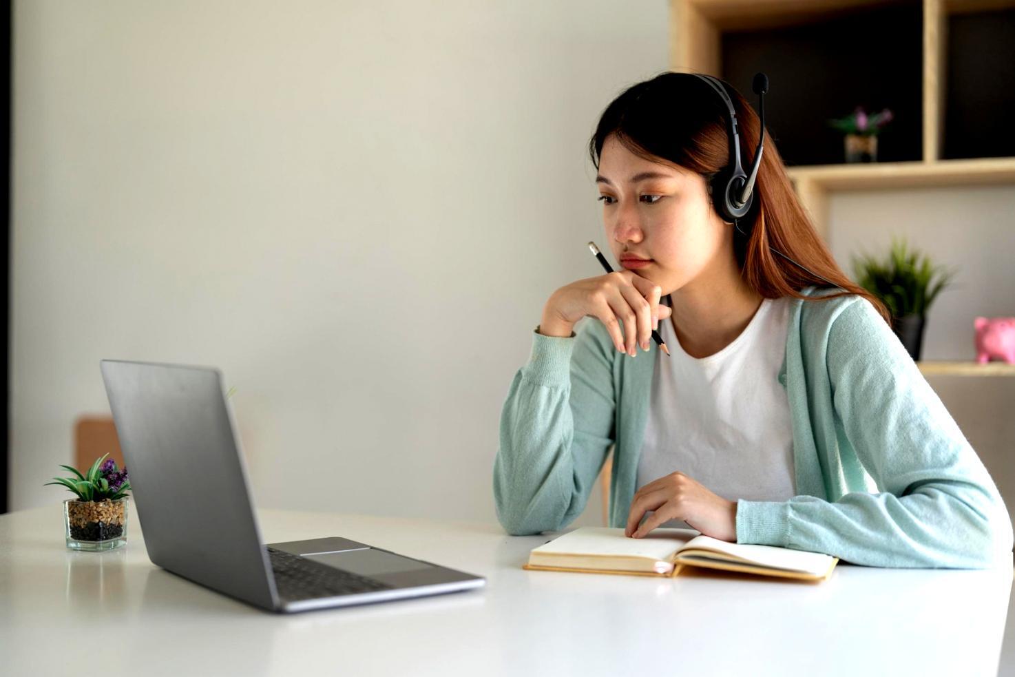 Osoba ucząca się planowania budżetu domowego